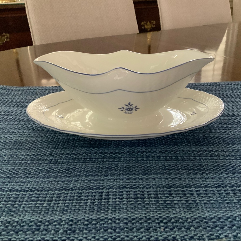 Coburg Pattern by Villeroy & Boch Bone China - Gravy Boat w/attached Underplate